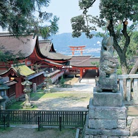 Le sanctuaire Itshukushima et sa magnifique grande porte Torii