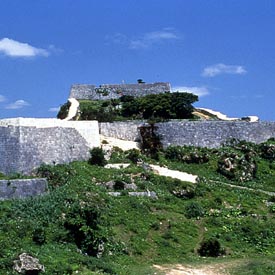 Les ruines des châteaux du royaume Ryukyu à Okinawa