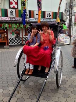 Deux japonaises assises sur une calèche prêtent à visiter Tokyo.