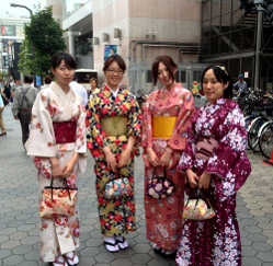 Quatre demoiselles japonaises portant le kimono. C’est un vêtement traditionnel japonais porté lors de rares occasions.