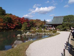 Nous voici dans le quartier d’Arashiyama où les touristes aiment se promener, prendre des photos.