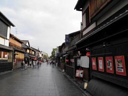 une rue du quartier Higashiyama où l’architecture est d’époque, faisant le charme de ce quartier.