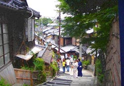 La fameuse rue du quartier des geishas de Kyoto.
