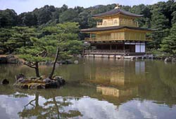 le fameux temple et son pavillon doré accueillant des millions de visiteurs chaque année.