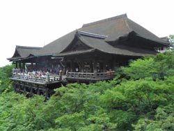 Le Kiyomizu-dera et sa terrasse offrant une vue de tout Kyoto.