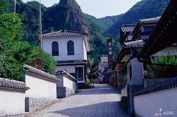 Voici une des rues de la ville avec ses commerces de poterie.