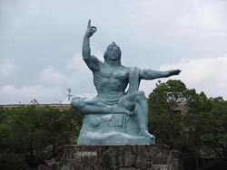 voici la statue de Nagasaki, dédié aux victimes de la bombe atomique en 1945.