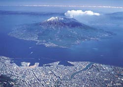 Volcan en activé situé près de la ville de Kagoshima.